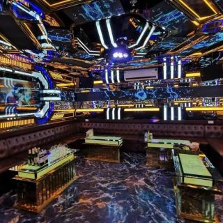 Phòng hát trang bị màn hình và dàn âm thanh tại karaoke Trung Hòa, Cầu Giấy