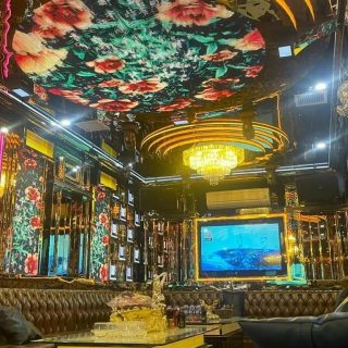 Bàn ghế và màn hình trong phòng hát tại karaoke Paris, Thanh Trì