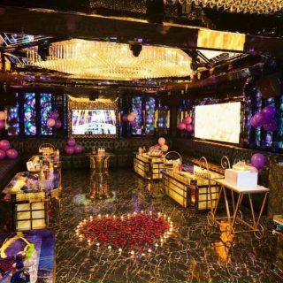 Bàn ghế và màn hình trong phòng hát Karaoke Pattaya, phố Nguyễn Tuân Thanh Xuân