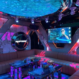 Góc phòng hát sáng sủa tại karaoke Bùi Thị Xuân, quận Hai Bà Trưng