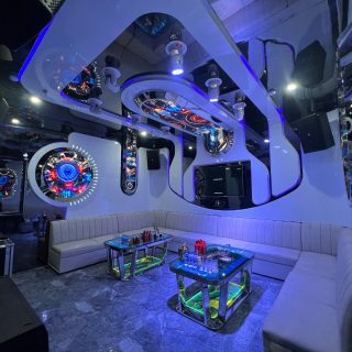 Phòng hát tông màu trẻ trung tại Karaoke Titan, Cầu Giấy