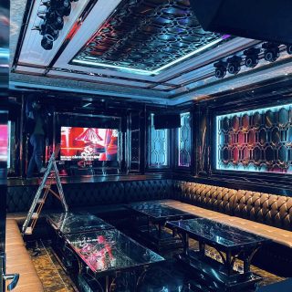 Chi tiết trang trí ánh kim trong phòng hát tại Karaoke Vol 1, Nguyễn Lân