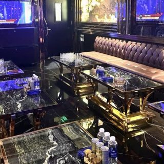 Khu vực ghế sofa phòng hát tại Karaoke Vpop 50 Trung Hòa, Hà Nội