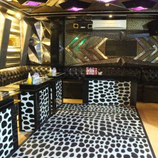 Góc phòng karaoke với gương trang trí và điểm nhấn mạ vàng tại 142 Triệu Việt Vương, Hai Bà Trưng