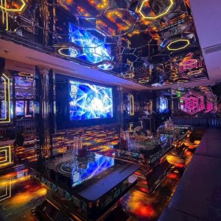 Khu vực ghế sofa trong phòng hát tại Karaoke Enter, Triệu Việt Vương, Hà Nội
