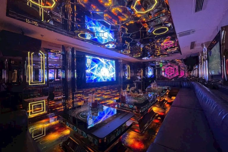 Phòng hát tại Karaoke Enter, 69 Triệu Việt Vương, quận Hai Bà Trưng, Hà Nội