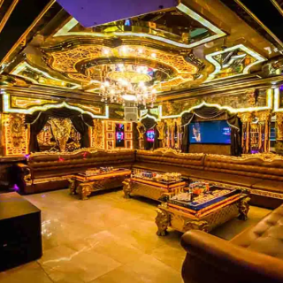 Phòng hát tân cổ điển với giấy dán tường ánh vàng tại Karaoke Babylon, 114 Trung Hòa