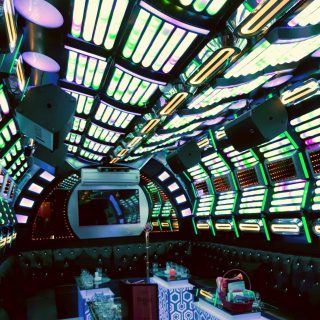 Bàn tiệc và sofa trong phòng hát tại Karaoke King, Lạc Long Quân, Tây Hồ