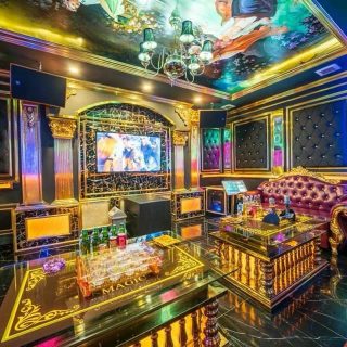 Chi tiết trang trí kính và đèn LED trong phòng hát Karaoke Magic Thái Thịnh