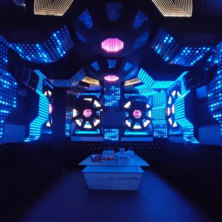 Bàn ghế trong phòng hát tại Karaoke Pattaya, phố Nguyễn Tuân, Thanh Xuân