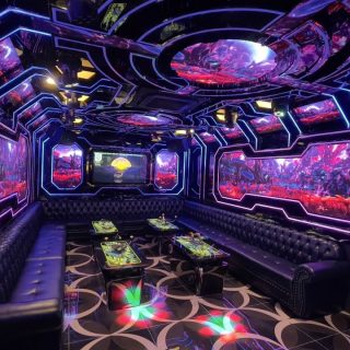 Phòng hát cỡ lớn cho nhóm đông người tại Karaoke Royal Club 26 Nhổn, Nam Từ Liêm