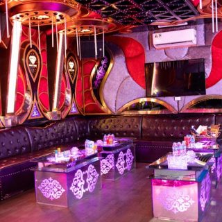 Chi tiết trần và vách tạo khối trong phòng hát Karaoke Santana, Nam Từ Liêm
