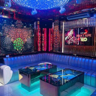 Phòng hát với ánh sáng đèn màu tại Karaoke Star World, 107 Đào Tấn, Hà Nội