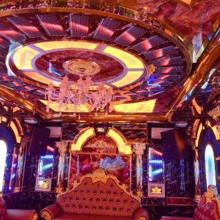 Bàn ghế và màn hình trong phòng hát tại Karaoke The World, Hai Bà Trưng
