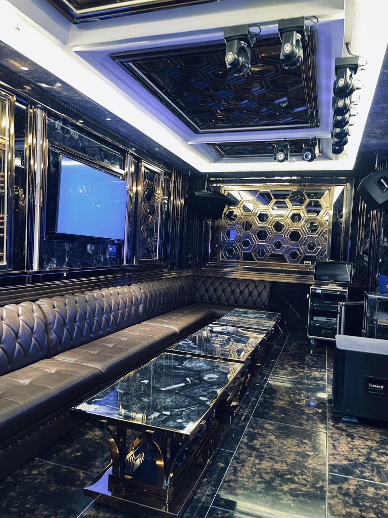 Phòng hát với sofa đen và đèn LED tại Karaoke Vol 1, phố Nguyễn Lân