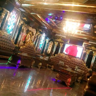 Ánh sáng và nội thất phòng hát tại Top One KTV, Ngọc Khánh, Hà Nội