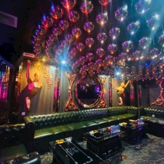 Phòng hát rộng với dàn âm thanh loa đôi và đèn LED tại Karaoke Ksalon, Cầu Giấy