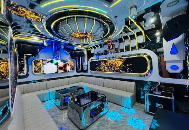 Phòng hát Karaoke Thượng Hải KTV tông trắng xanh, sofa dài chữ L, bàn inox đen bóng, màn hình và đèn LED trên trần