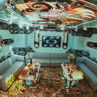 Phòng hát tại Karaoke Thượng Hải KTV 229 Tây Sơn, trần LED hình phượng hoàng, sofa xám rút khuy, tivi và loa treo tường