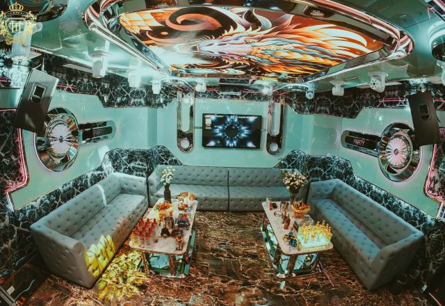 Phòng hát tại Karaoke Thượng Hải KTV 229 Tây Sơn, trần LED hình phượng hoàng, sofa xám rút khuy, tivi và loa treo tường