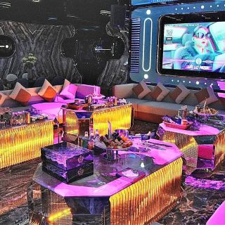 Phòng hát tại Karaoke Thượng Hải KTV 229 Tây Sơn dưới ánh đèn tím hồng, sofa gối tựa, bàn phát sáng và màn hình lớn