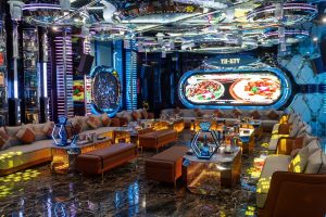 Phòng hát rộng tại Karaoke Thượng Hải KTV 229 Tây Sơn với nhiều dãy sofa, bàn ánh vàng, màn hình LED và trần đèn tròn