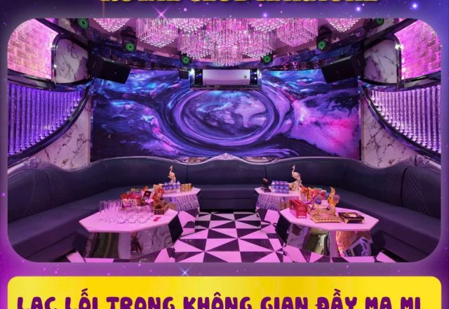Phòng hát tông tím của Karaoke Royal 97 Cầu Giấy với sofa cong, đèn chùm pha lê và trần trang trí