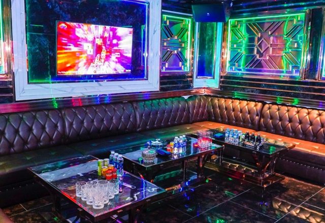 Phòng hát tân cổ điển mạ vàng tại Karaoke Vpop, Cầu Giấy