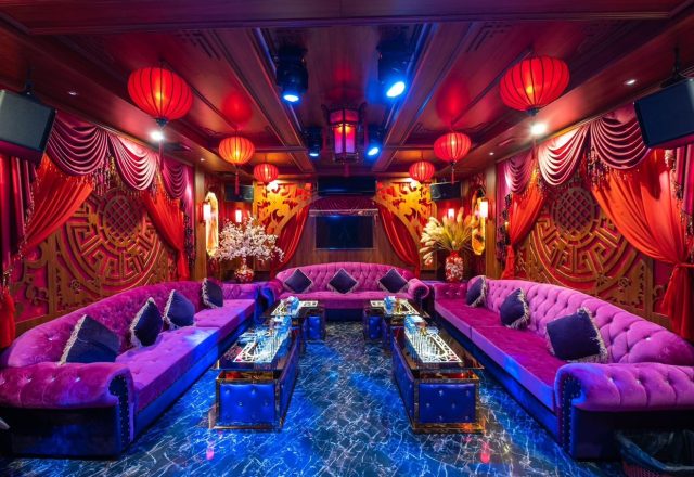 Phòng hát bài trí hiện đại tại karaoke trên phố Thi Sách, Hai Bà Trưng