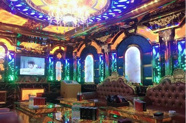 Phòng hát với hệ thống đèn LED tại Karaoke The World, Hai Bà Trưng