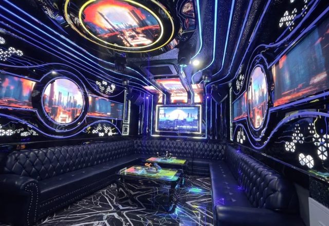 Phòng hát rộng rãi với màn hình lớn tại Karaoke Royal Club 26 Nhổn, Nam Từ Liêm