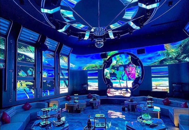 Phòng hát rộng với sofa tại Karaoke V-Party Hồ Đắc Di, Đống Đa