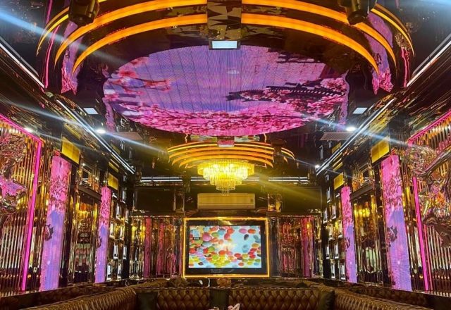 Phòng hát với hệ thống đèn LED theo nhạc tại karaoke 502 Kim Giang, Thanh Trì