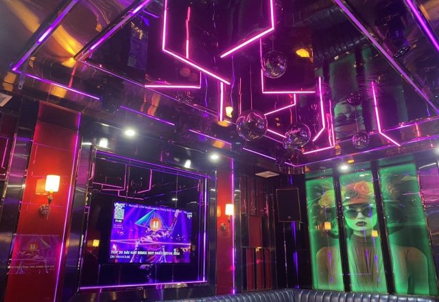 Phòng hát ốp gương phong cách mini bar tại karaoke Phạm Hồng Thái, Ba Đình