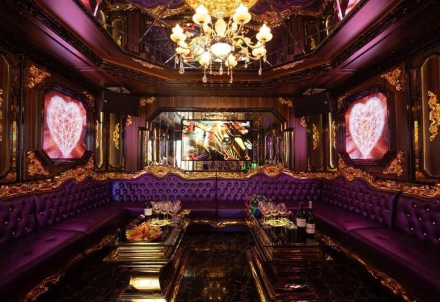 Bàn ghế và màn hình trong phòng hát Karaoke Pattaya, phố Nguyễn Tuân Thanh Xuân