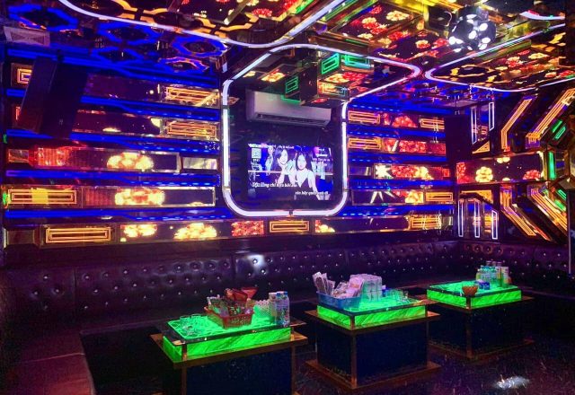 Không gian phòng hát với hệ thống đèn LED tại Karaoke Star World, Đào Tấn, Ba Đình