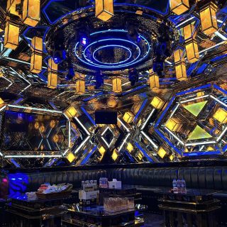 Phòng hát hiện đại với vách inox gương tại Karaoke The Voice, Quan Hoa