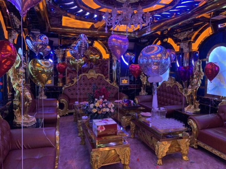 Phòng hát với hệ thống đèn LED tại Karaoke The World, Hai Bà Trưng