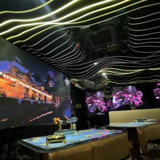 Phòng hát trang bị đèn LED nhiều màu tại Karaoke Royal Club 26 Nhổn, phố Nhổn Hà Nội