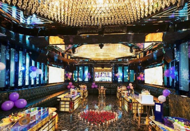 Phòng hát với sofa đen và đèn LED tại Karaoke Vol 1, phố Nguyễn Lân