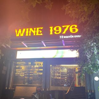 Phòng hát với hệ đèn LED nhiều màu tại Karaoke Wine 1976, Cầu Giấy