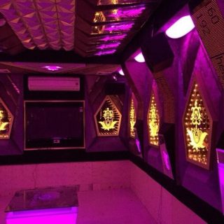 Không gian phòng hát với đèn LED nhiều màu tại KTV Sentosa, Trúc Bạch