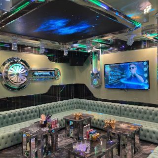 Nội thất phòng hát với gương lớn tại karaoke 116 Bùi Thị Xuân, Hai Bà Trưng