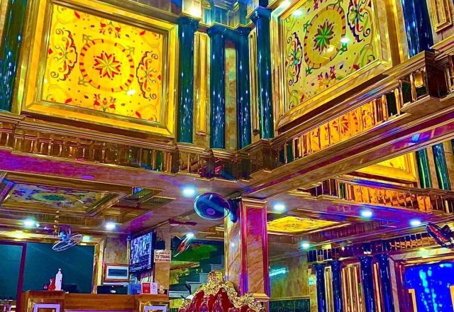 Phòng karaoke tông vàng ấm tại Karaoke Vũ Hải, Cầu Giấy Hà Nội