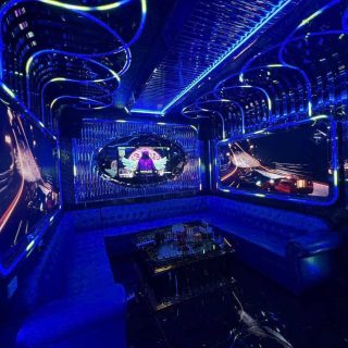 Phòng hát bố trí ghế sofa cho nhóm khách tại Karaoke Star World, Ba Đình, Hà Nội