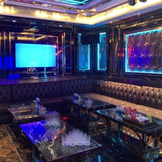 Màn hình chọn bài và sân khấu trong phòng hát tại Karaoke Vpop, Cầu Giấy