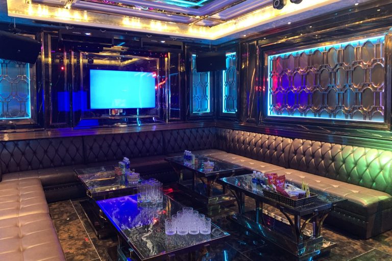 Nội thất phòng hát sang trọng tại Karaoke Vpop 50 Trung Hòa