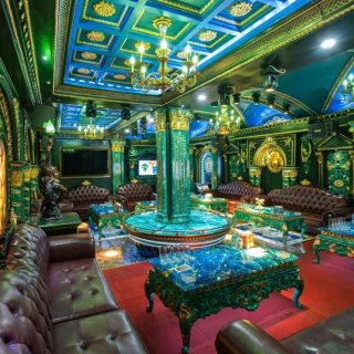 Không gian phòng hát gam màu nâu vàng tại karaoke Thi Sách, Hai Bà Trưng