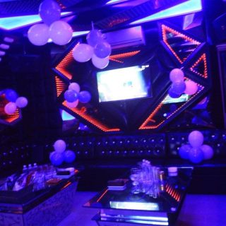Nội thất phòng karaoke tại Karaoke The World, Thanh Nhàn, Hai Bà Trưng
