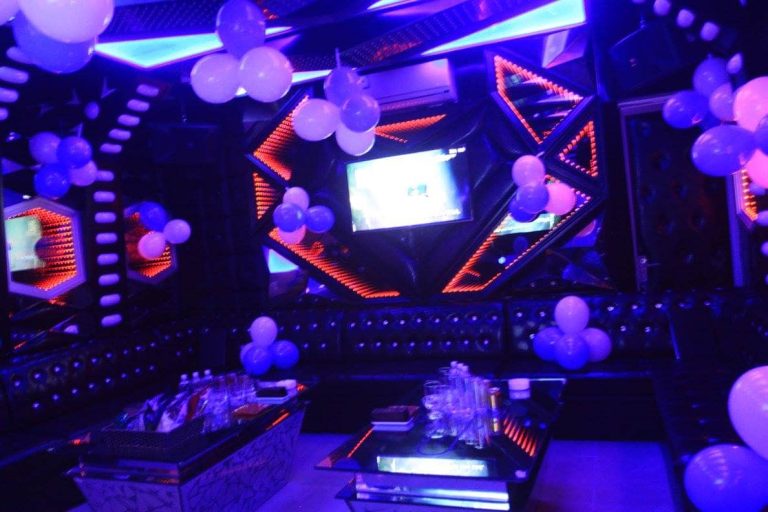 Phòng hát rộng rãi cho nhóm đông tại Karaoke The World, Trần Khát Chân